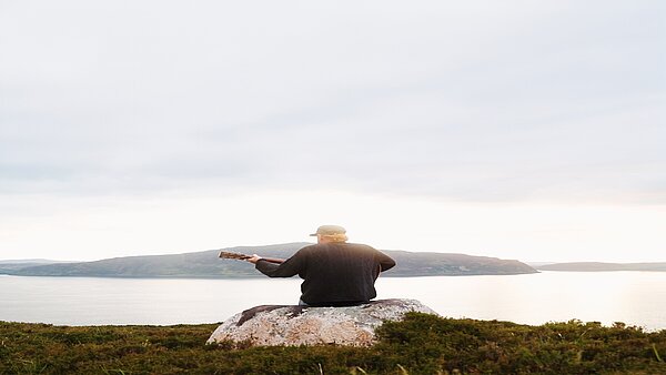 HERKKÄÄ JA MUKAANSATEMPAAVAA FOLK-POPPIA SOITTAVA STU LARSEN PALAA SUOMEEN 
