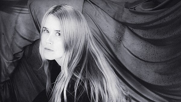 HYPNOTIC ART POP PERFORMING ANNA VON HAUSSWOLFF TO FINLAND
