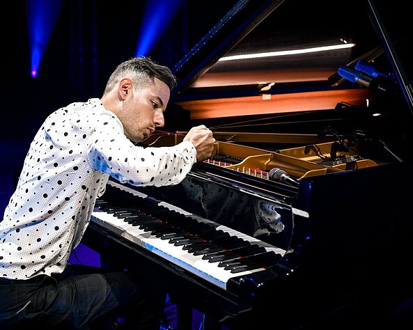 HIT COVER PIANIST PETER BENCE RETURNS TO FINLAND