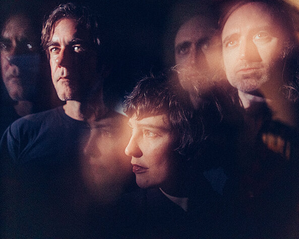  NOISE ROCK-LEGENDA A PLACE TO BURY STRANGERS HELSINKIIN ENSI KEVÄÄNÄ