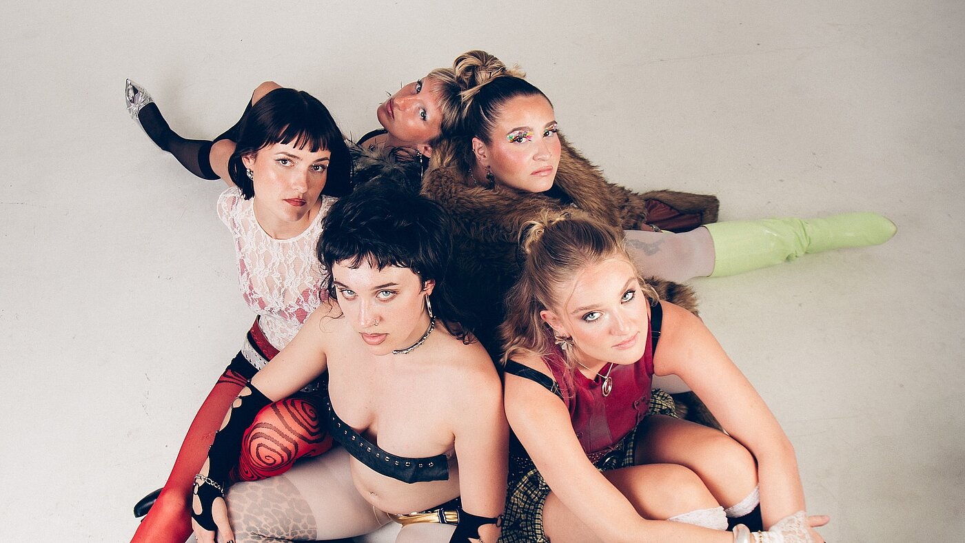 NORJALAIS-BRITTILÄINEN PUNK-POP-KONE GIRL GROUP SUOMEEN
